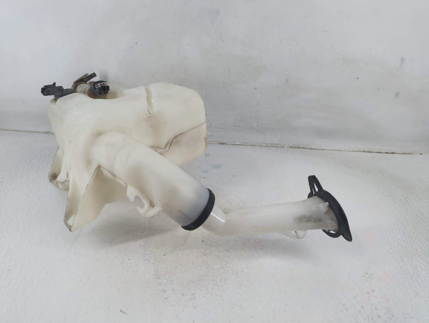 2008-2012 Chevrolet Malibu Windshield Washer Fluid Reservoir Bottle Oem - Oemusedautoparts1.com