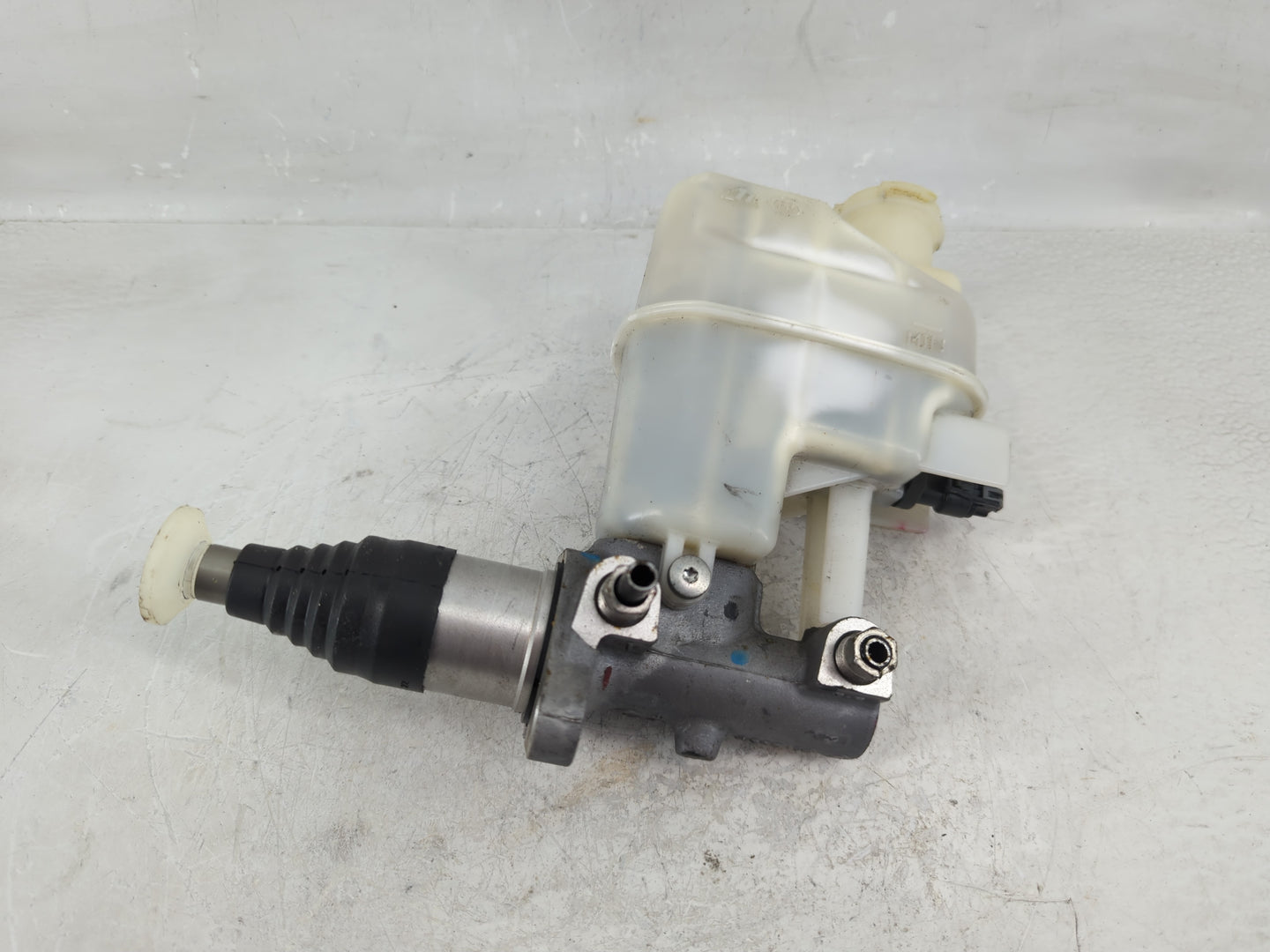 2008-2012 Chevrolet Malibu Brake Master Cylinder - Oemusedautoparts1.com