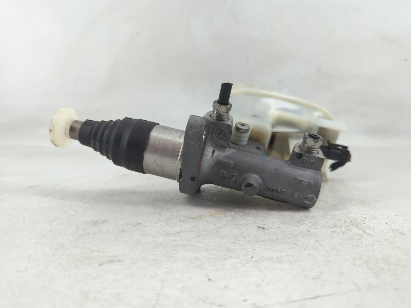 2008-2012 Chevrolet Malibu Brake Master Cylinder 1206990 - Oemusedautoparts1.com
