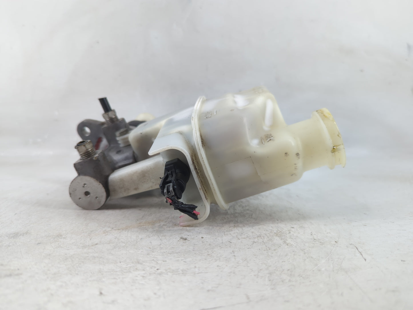 2008-2012 Chevrolet Malibu Brake Master Cylinder 1206990 - Oemusedautoparts1.com