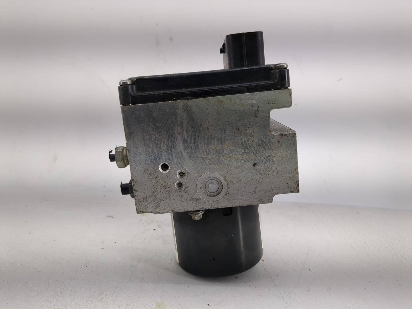 2011 Chevrolet Malibu ABS Pump Control Module Replacement P/N:20908731 Fits OEM Used Auto Parts - Oemusedautoparts1.com