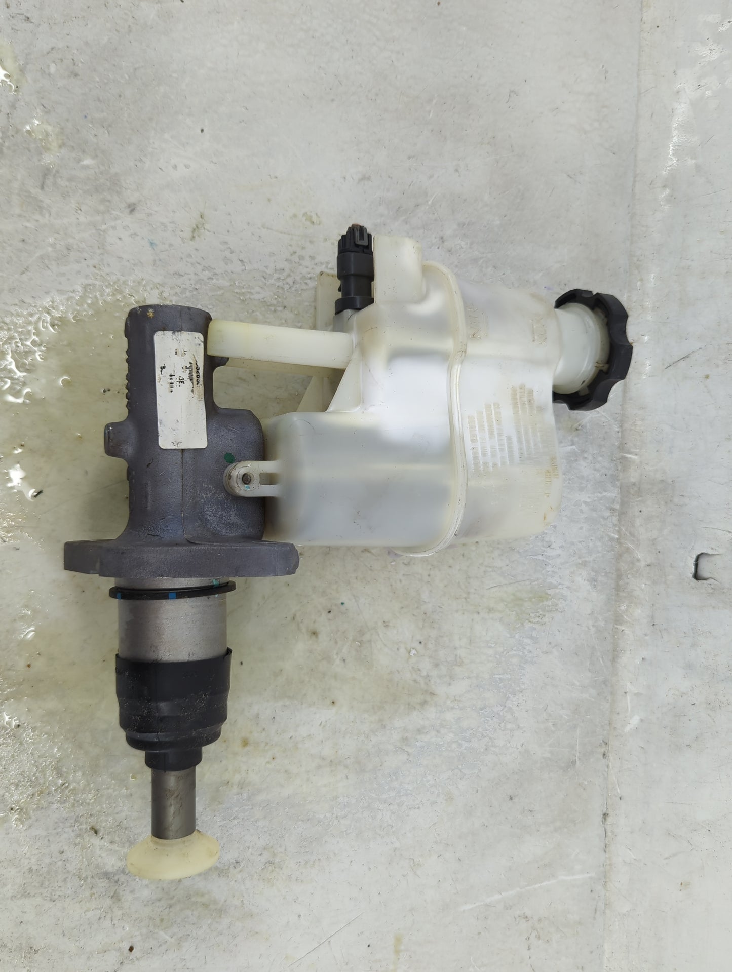 2008-2012 Chevrolet Malibu Brake Master Cylinder 1490646 - Oemusedautoparts1.com
