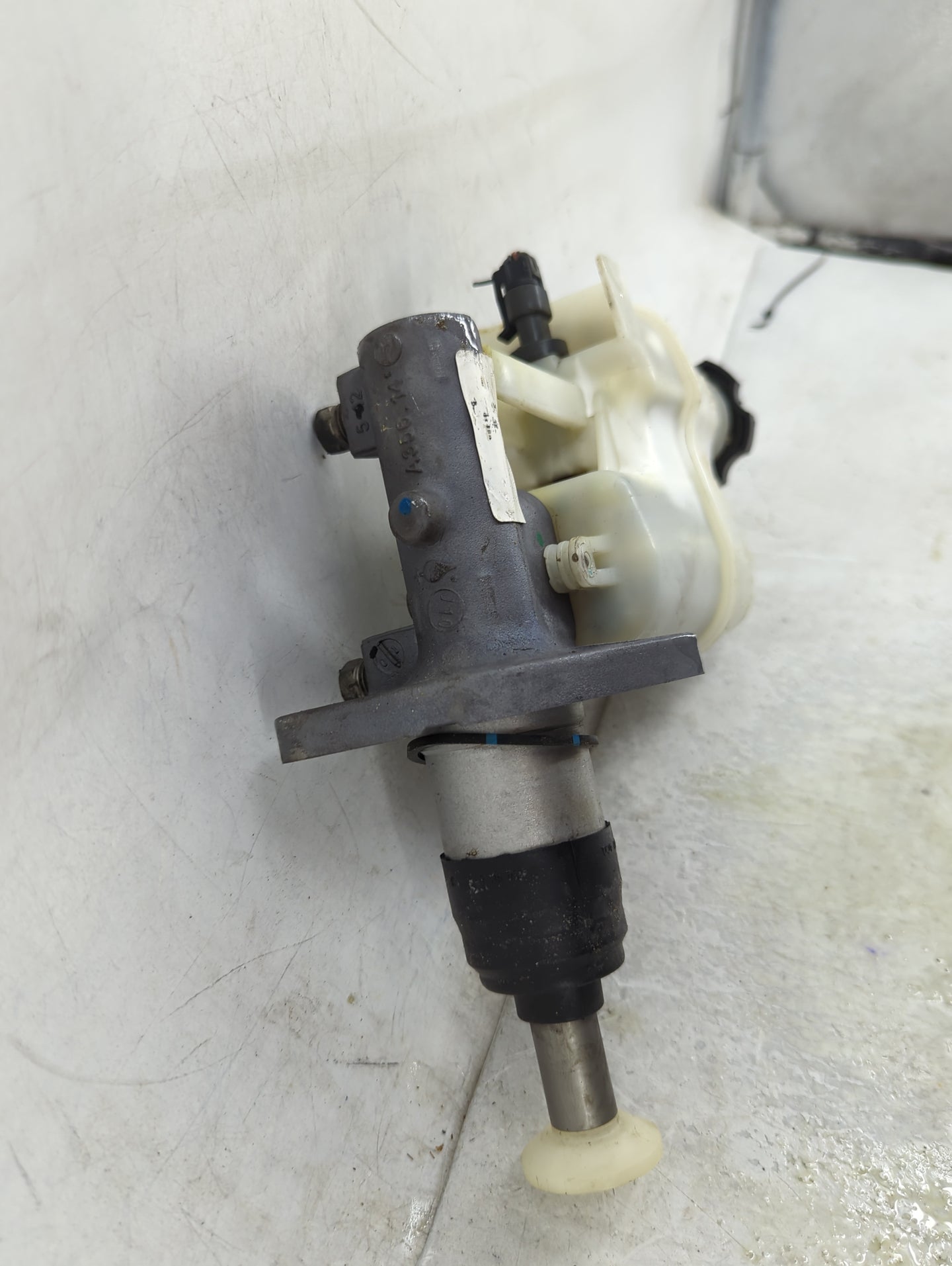 2008-2012 Chevrolet Malibu Brake Master Cylinder 1490646 - Oemusedautoparts1.com