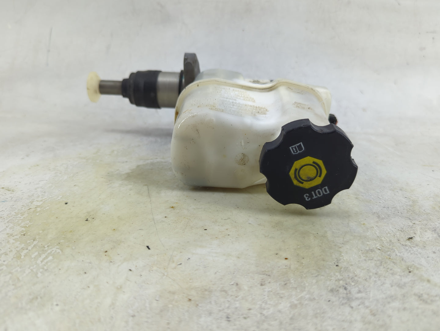 2008-2012 Chevrolet Malibu Brake Master Cylinder 1490646 - Oemusedautoparts1.com