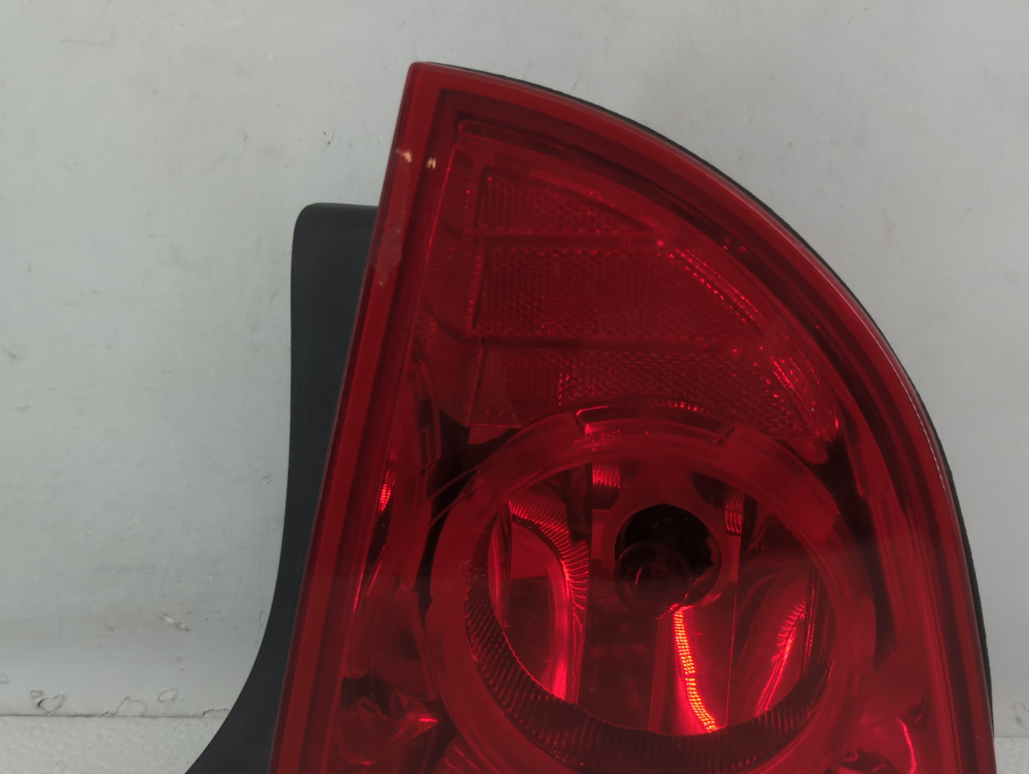 2008-2012 Chevrolet Malibu Tail Light Assembly Passenger Right OEM P/N:11-6265-00-CA 11-6265-00-9 Fits OEM Used Auto Parts -