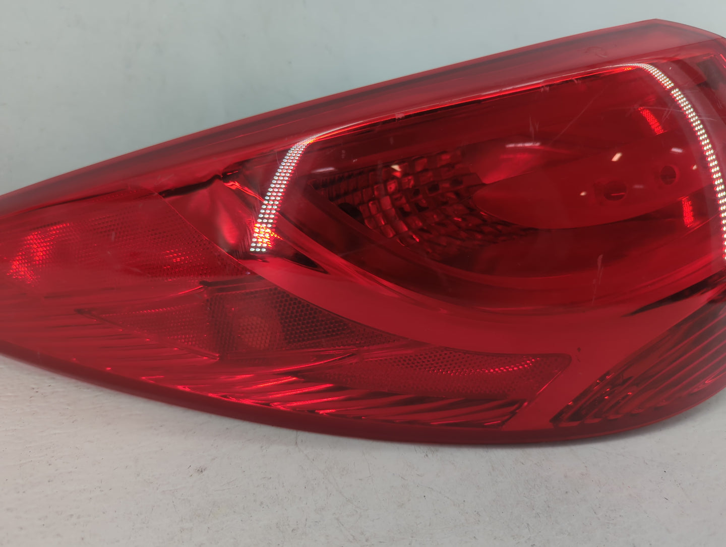 2008-2012 Chevrolet Malibu Tail Light Assembly Driver Left OEM P/N:92401-2S0 Fits Fits 2008 2009 2010 2011 2012 OEM Used Aut