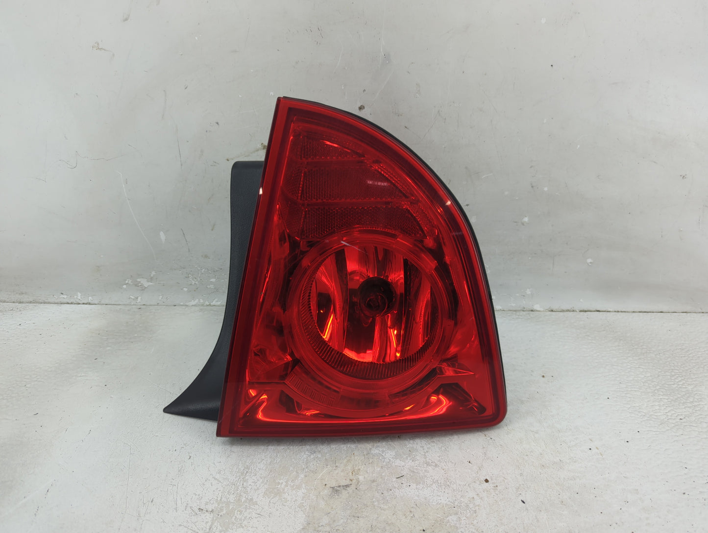 2008-2012 Chevrolet Malibu Tail Light Assembly Passenger Right OEM Fits Fits 2008 2009 2010 2011 2012 OEM Used Auto Parts - 