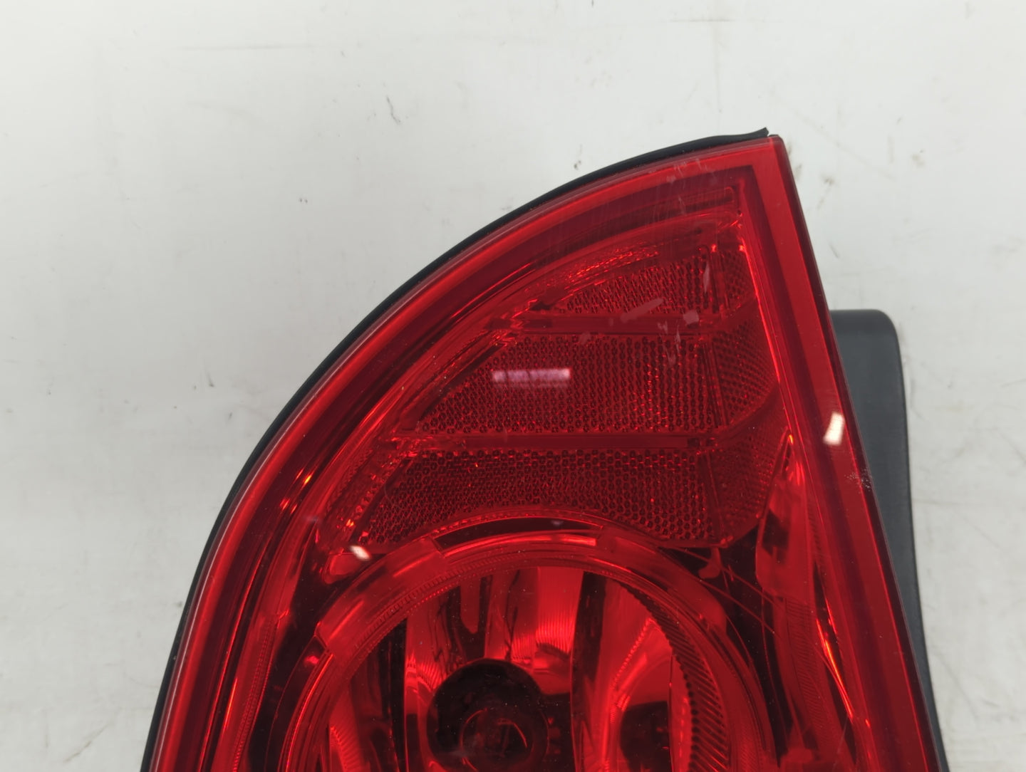 2008-2012 Chevrolet Malibu Tail Light Assembly Driver Left OEM Fits Fits 2008 2009 2010 2011 2012 OEM Used Auto Parts - Oemu