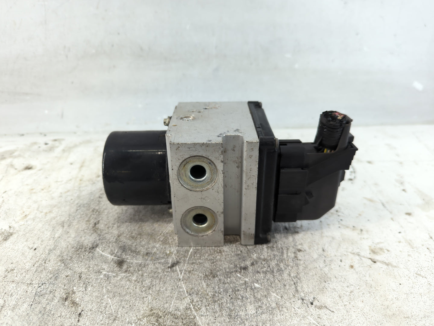 2011 Chevrolet Malibu ABS Pump Control Module Replacement P/N:20908731 Fits OEM Used Auto Parts - Oemusedautoparts1.com