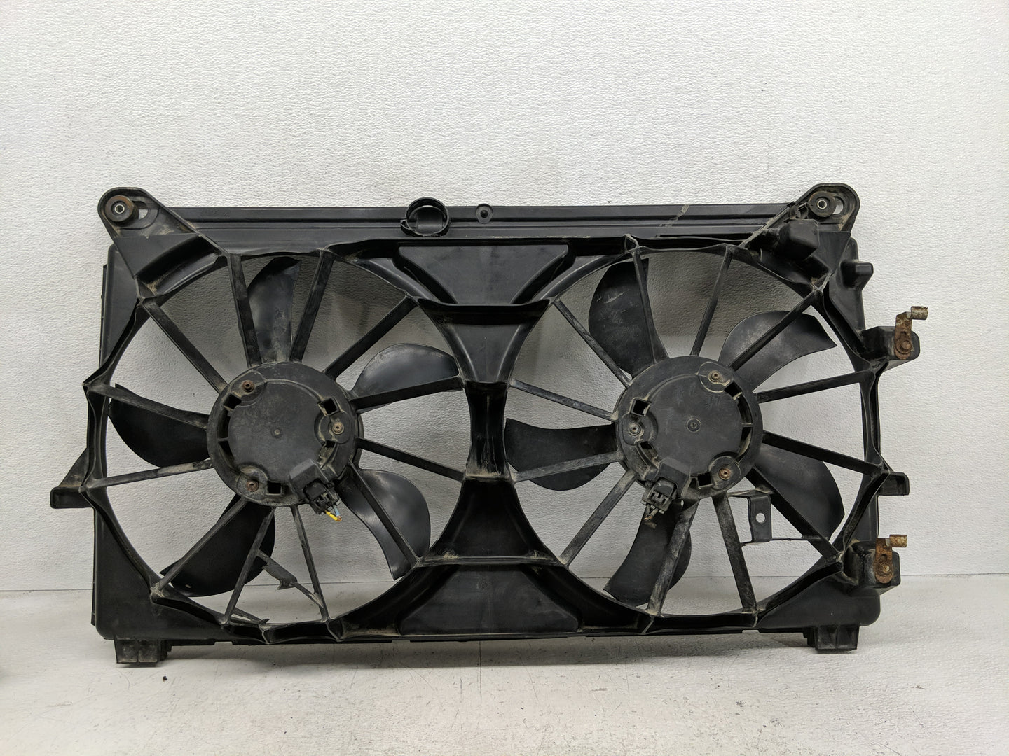 2009-2013 Chevrolet Silverado 1500 Electric Radiator Cooling Fan Motor Assembly P/N:15780788 Fits OEM Used Auto Parts - Oemu
