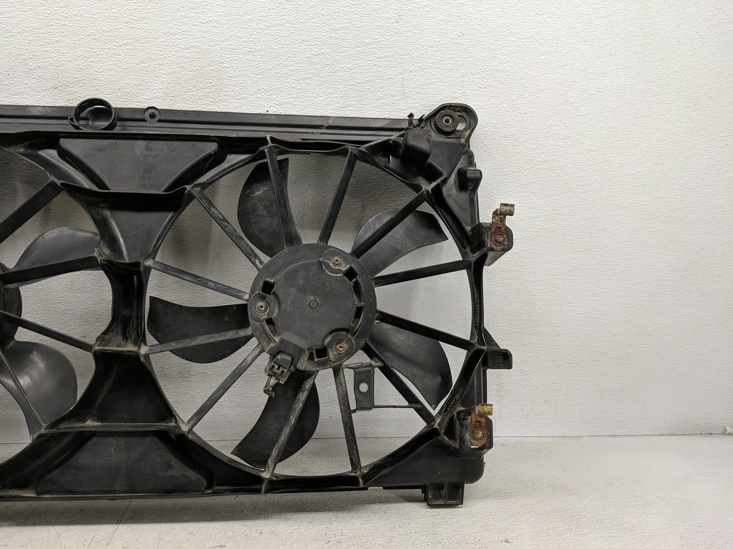 2009-2013 Chevrolet Silverado 1500 Electric Radiator Cooling Fan Motor Assembly P/N:15780788 Fits OEM Used Auto Parts - Oemu