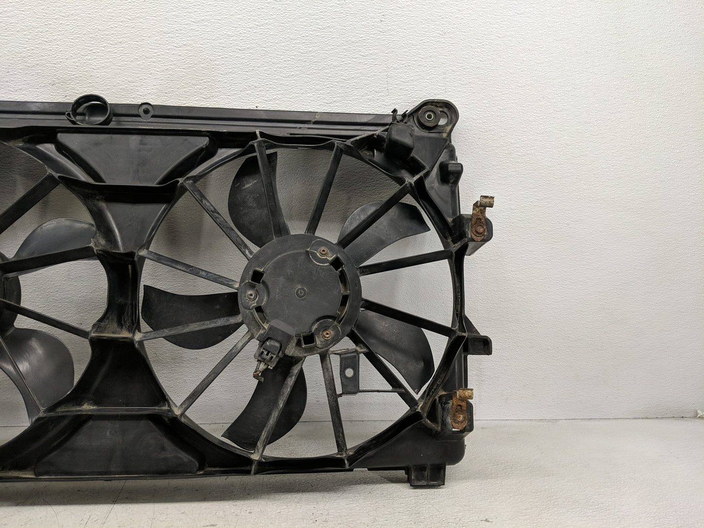 2009-2013 Chevrolet Silverado 1500 Electric Radiator Cooling Fan Motor Assembly P/N:15780788 Fits OEM Used Auto Parts - Oemu