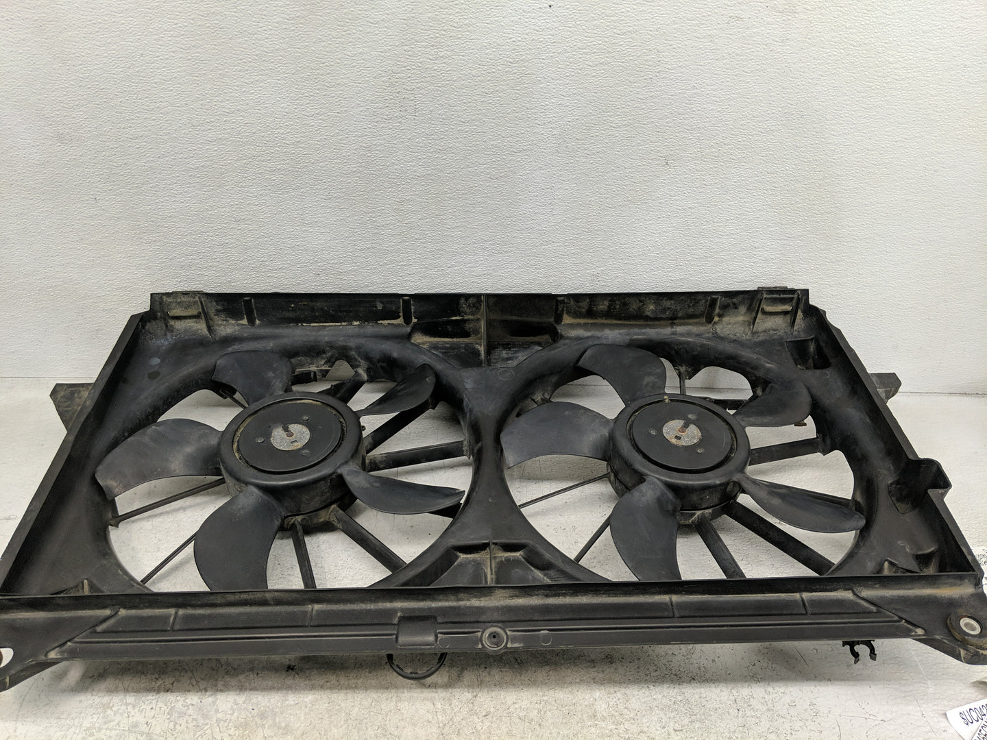 2009-2013 Chevrolet Silverado 1500 Electric Radiator Cooling Fan Motor Assembly P/N:15780788 Fits OEM Used Auto Parts - Oemu