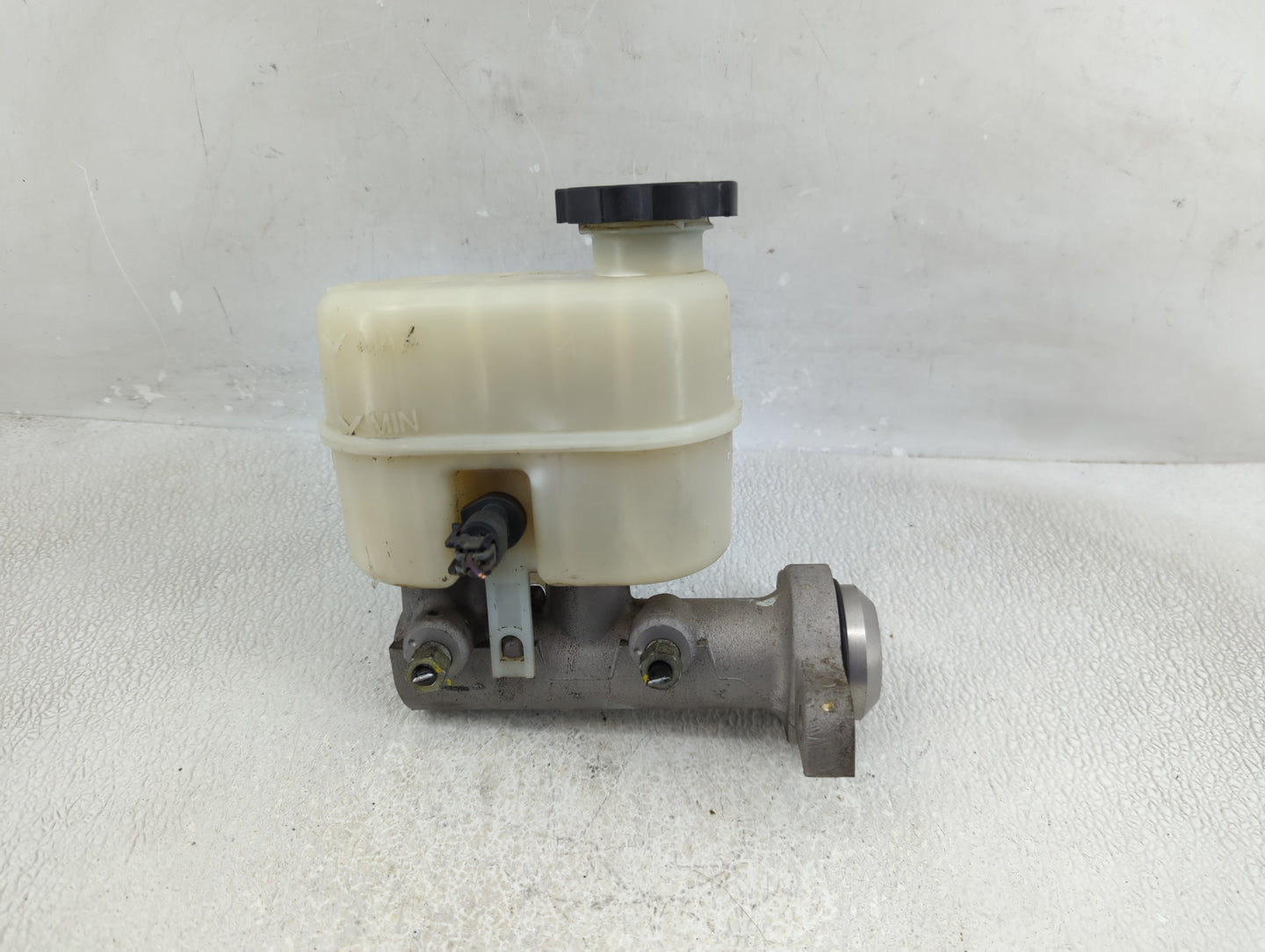 2007-2013 Chevrolet Silverado 1500 Brake Master Cylinder 1311301 - Oemusedautoparts1.com