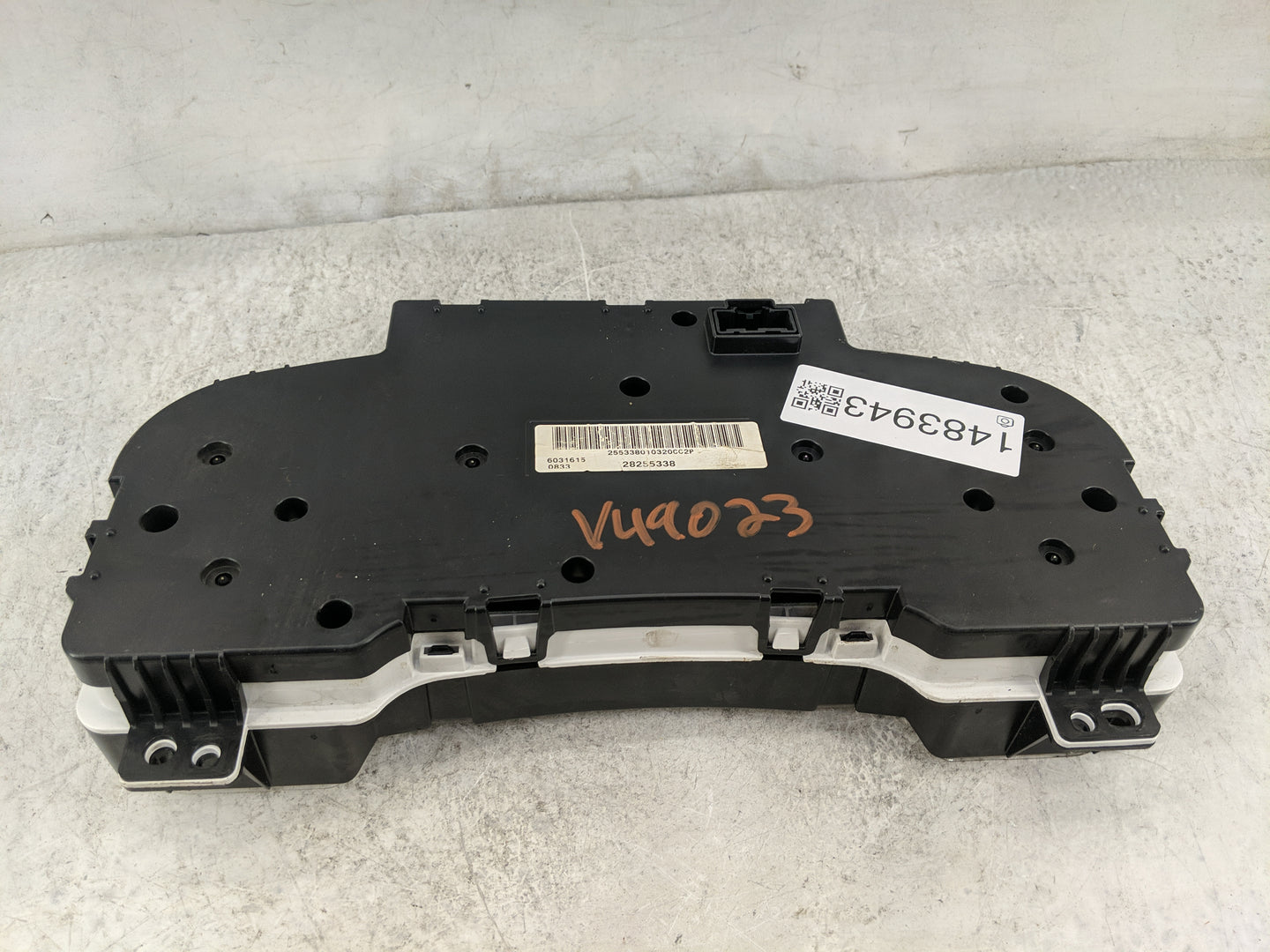 2008-2013 Chevrolet Silverado 1500 Instrument Cluster Speedometer Gauges P/N:28255338 6031615 Miles: Fits OEM Used Auto Part