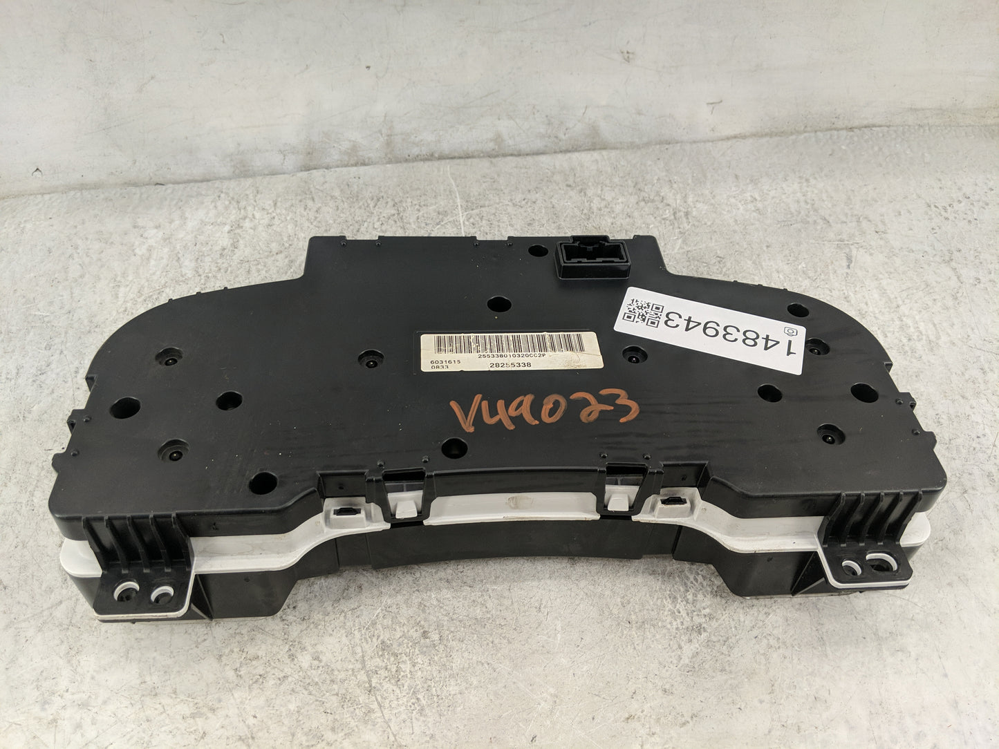 2008-2013 Chevrolet Silverado 1500 Instrument Cluster Speedometer Gauges P/N:28255338 6031615 Miles: Fits OEM Used Auto Part