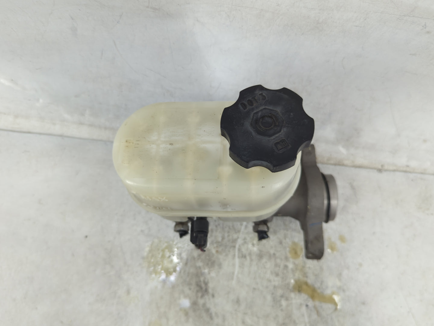 2007-2013 Chevrolet Silverado 1500 Brake Master Cylinder 1490841 - Oemusedautoparts1.com