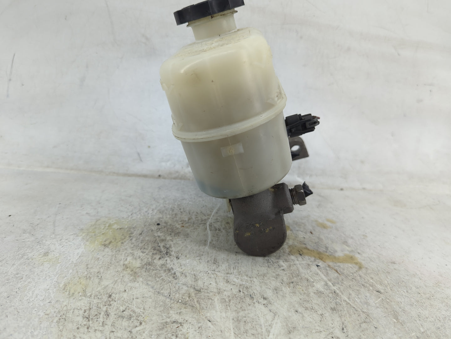 2007-2013 Chevrolet Silverado 1500 Brake Master Cylinder 1490841 - Oemusedautoparts1.com