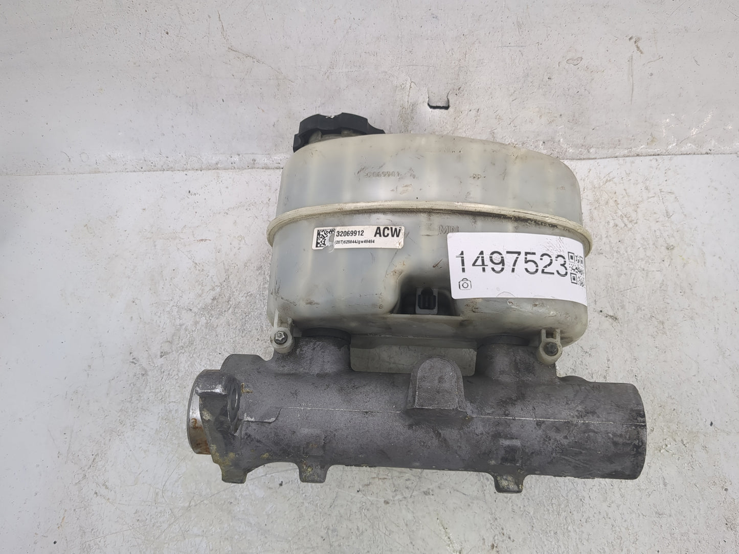 2009-2014 Chevrolet Silverado 2500 Brake Master Cylinder 1497523 - Oemusedautoparts1.com