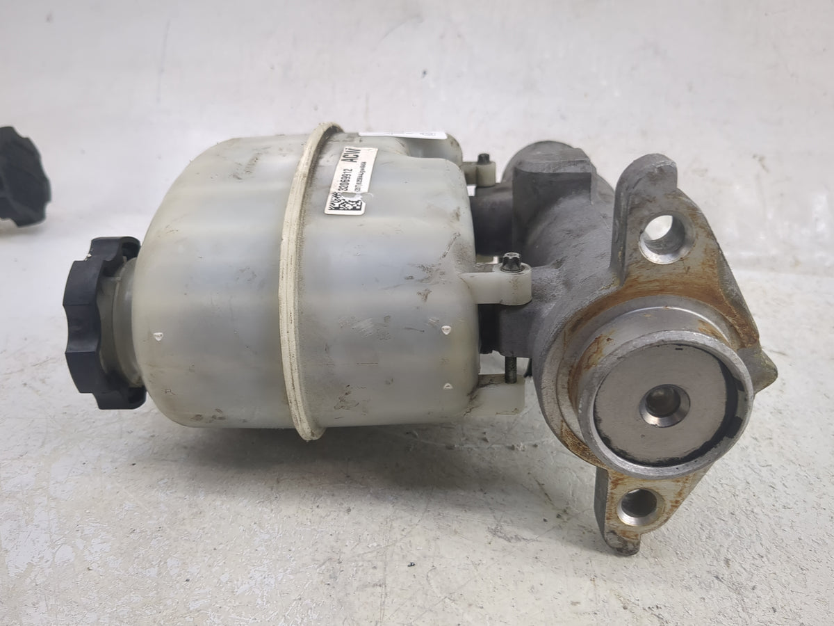 2009-2014 Chevrolet Silverado 2500 Brake Master Cylinder 1497523 - Oemusedautoparts1.com