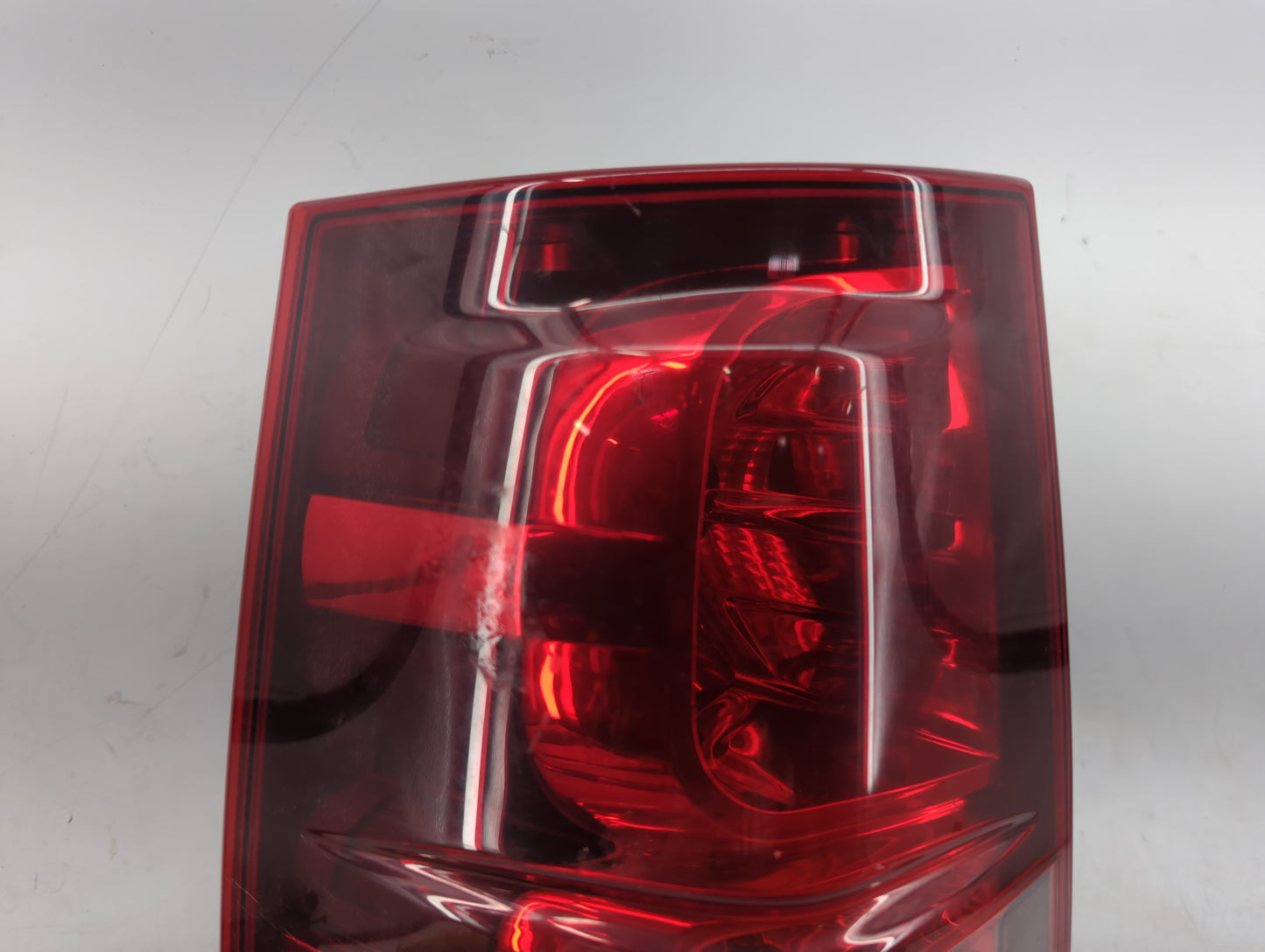 2007-2014 Chevrolet Suburban Tail Light Assembly Driver Left OEM P/N:SK1611-GTSY07 Fits OEM Used Auto Parts - Oemusedautopar