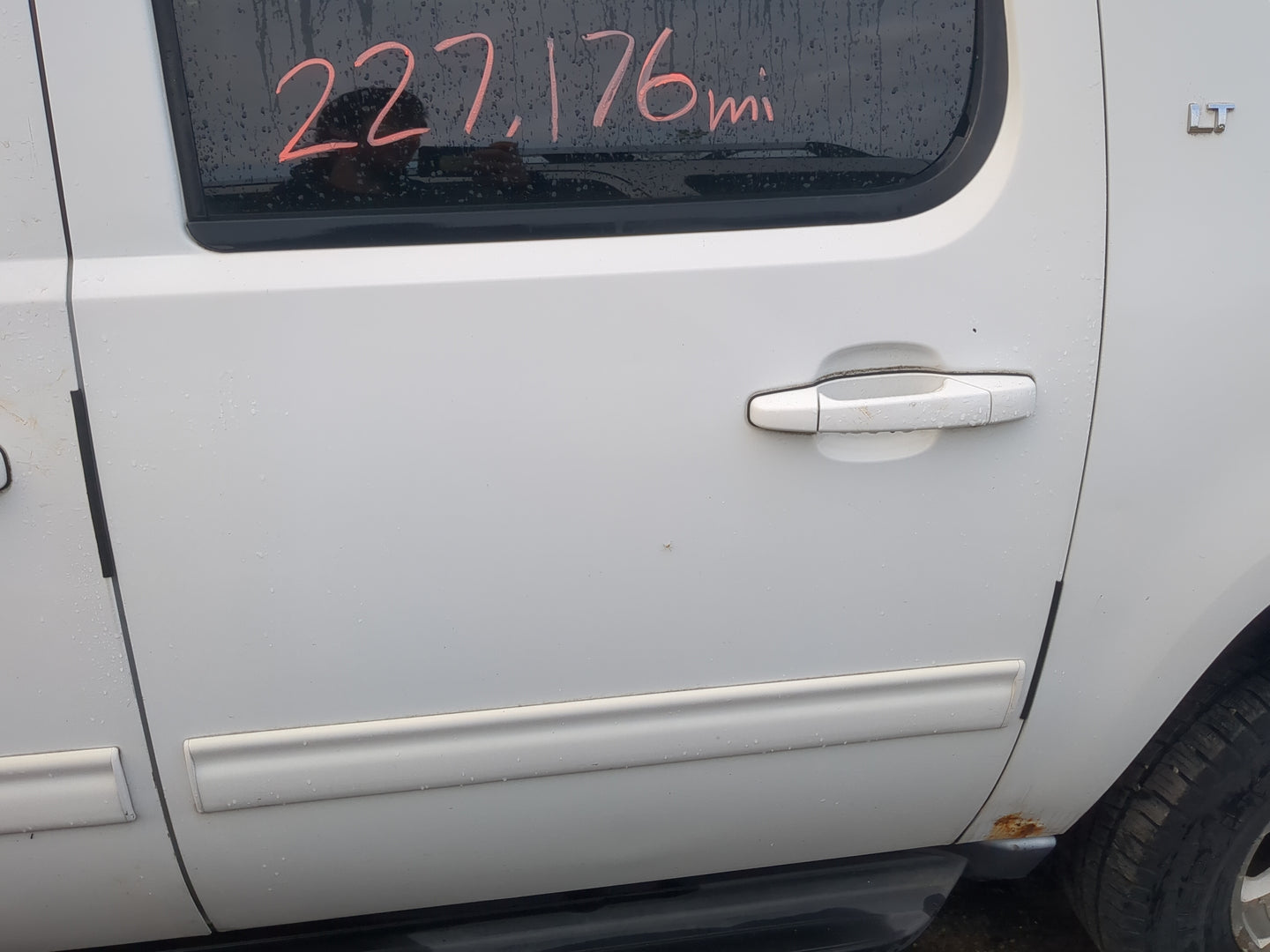 2007-2014 Chevrolet Suburban 1500 Driver Rear Door Oem - Oemusedautoparts1.com