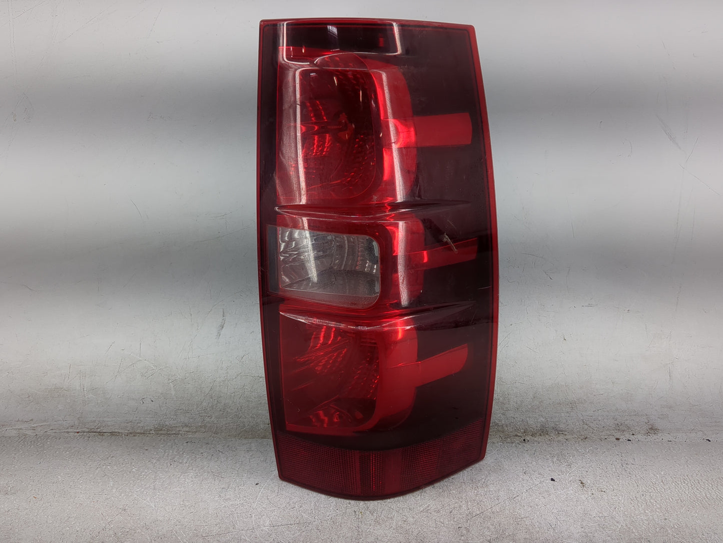 2007-2014 Chevrolet Suburban 1500 Tail Light Assembly Passenger Right OEM Fits Fits 2007 2008 2009 2010 2011 2012 2013 2014 