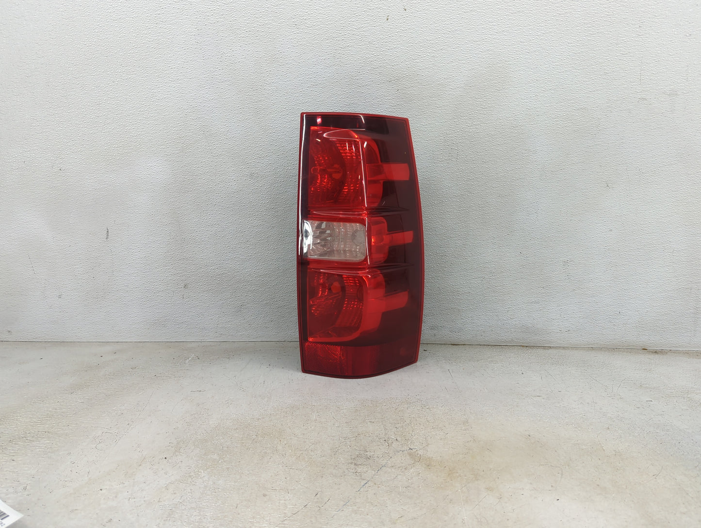2007-2014 Chevrolet Suburban 1500 Tail Light Assembly Passenger Right OEM Fits Fits 2007 2008 2009 2010 2011 2012 2013 2014 