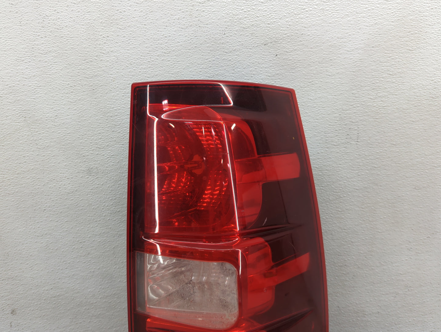 2007-2014 Chevrolet Suburban 1500 Tail Light Assembly Passenger Right OEM Fits Fits 2007 2008 2009 2010 2011 2012 2013 2014 