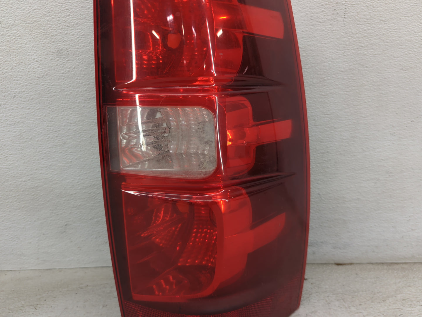 2007-2014 Chevrolet Suburban 1500 Tail Light Assembly Passenger Right OEM Fits Fits 2007 2008 2009 2010 2011 2012 2013 2014 