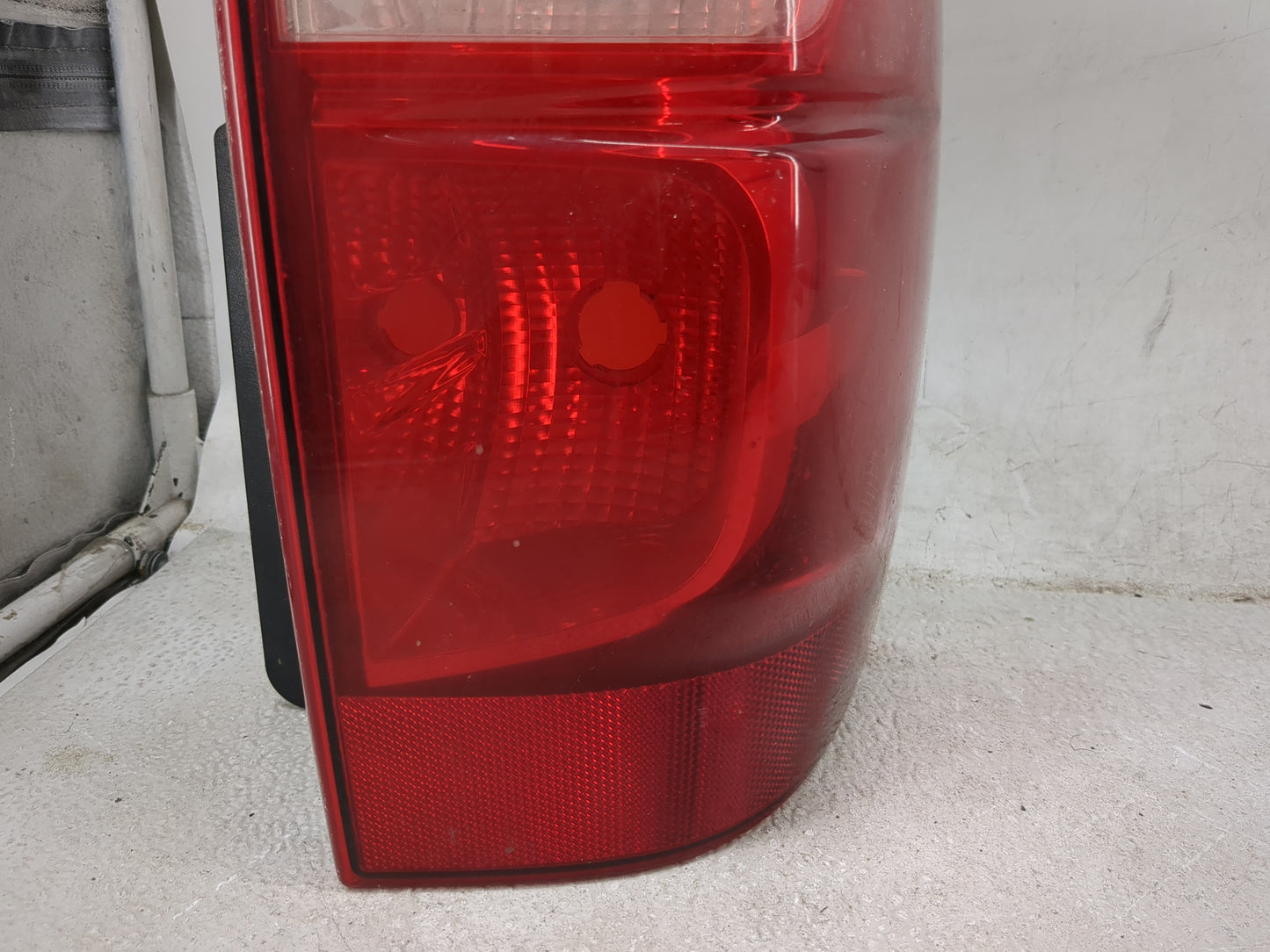2007-2014 Chevrolet Suburban 1500 Tail Light Assembly Passenger Right OEM Fits Fits 2007 2008 2009 2010 2011 2012 2013 2014 