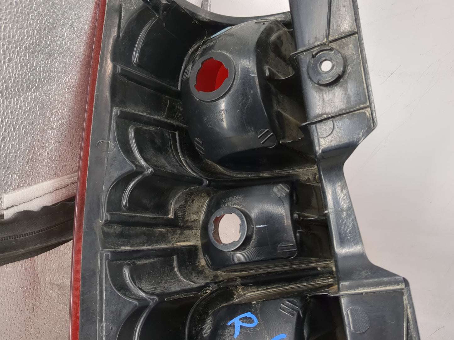 2007-2014 Chevrolet Suburban 1500 Tail Light Assembly Passenger Right OEM Fits Fits 2007 2008 2009 2010 2011 2012 2013 2014 