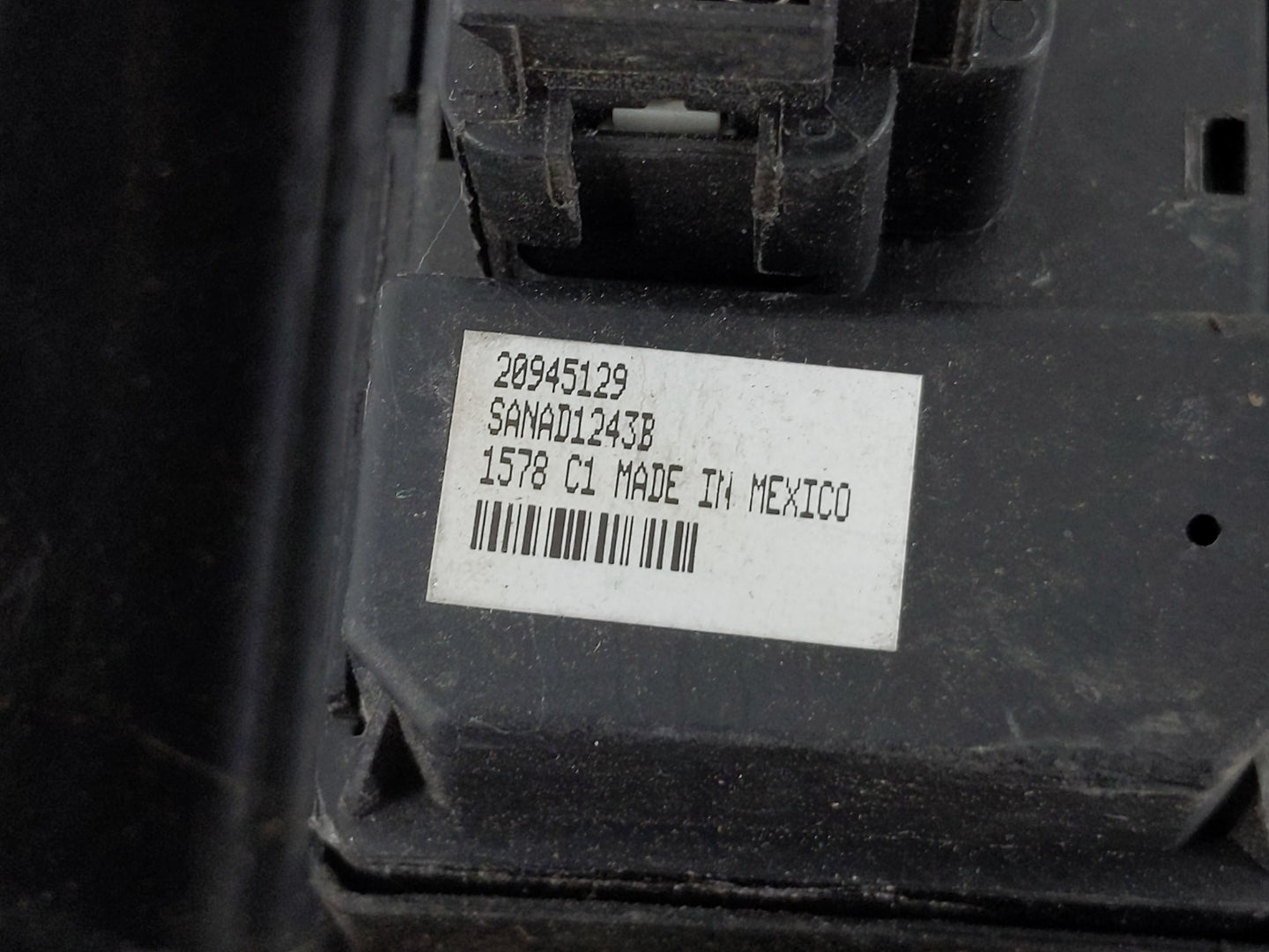 2011 Chevrolet Tahoe Master Power Window Switch Replacement Driver Side Left P/N:20945129 Fits OEM Used Auto Parts - Oemused
