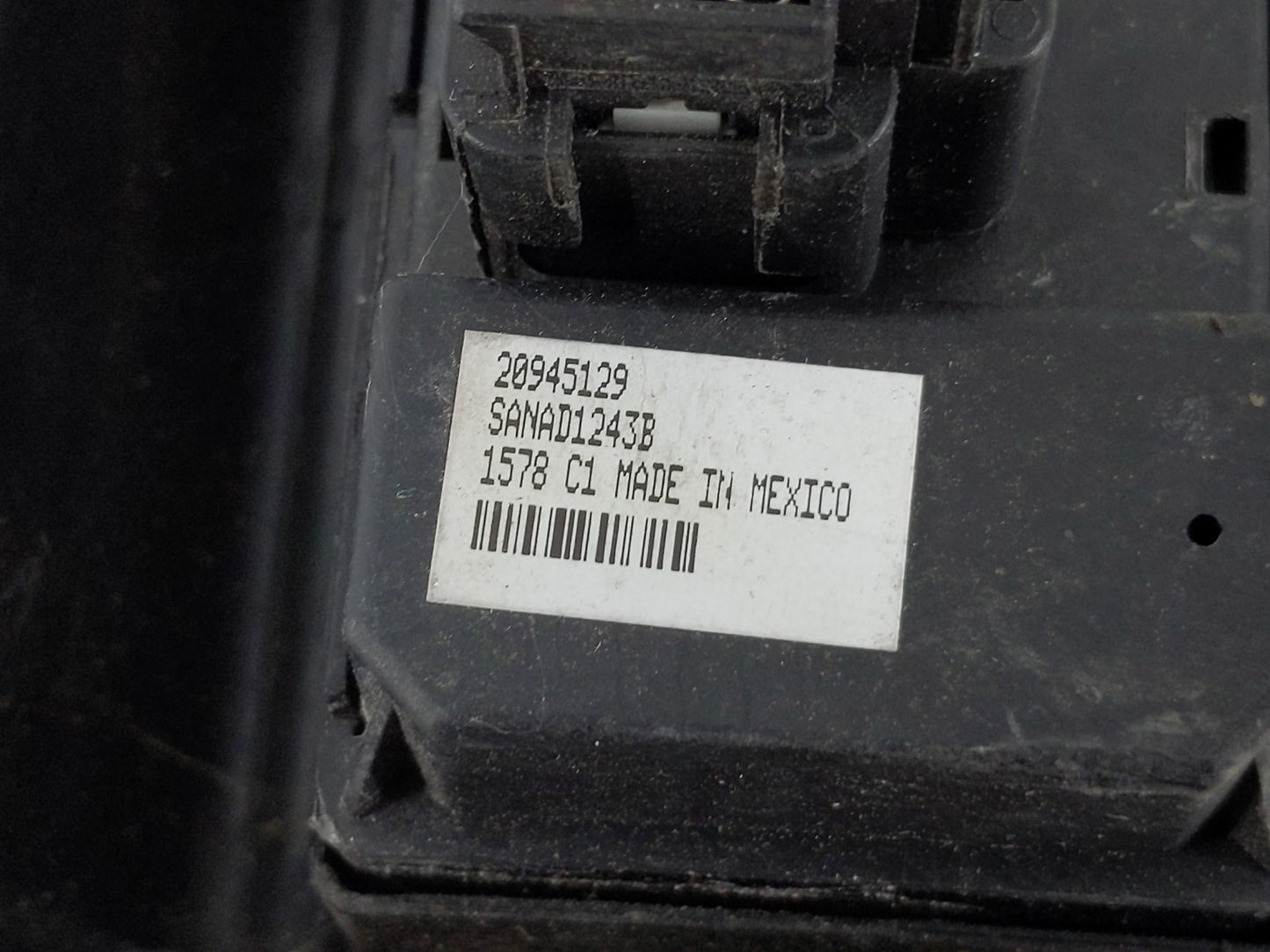 2011 Chevrolet Tahoe Master Power Window Switch Replacement Driver Side Left P/N:20945129 Fits OEM Used Auto Parts - Oemused