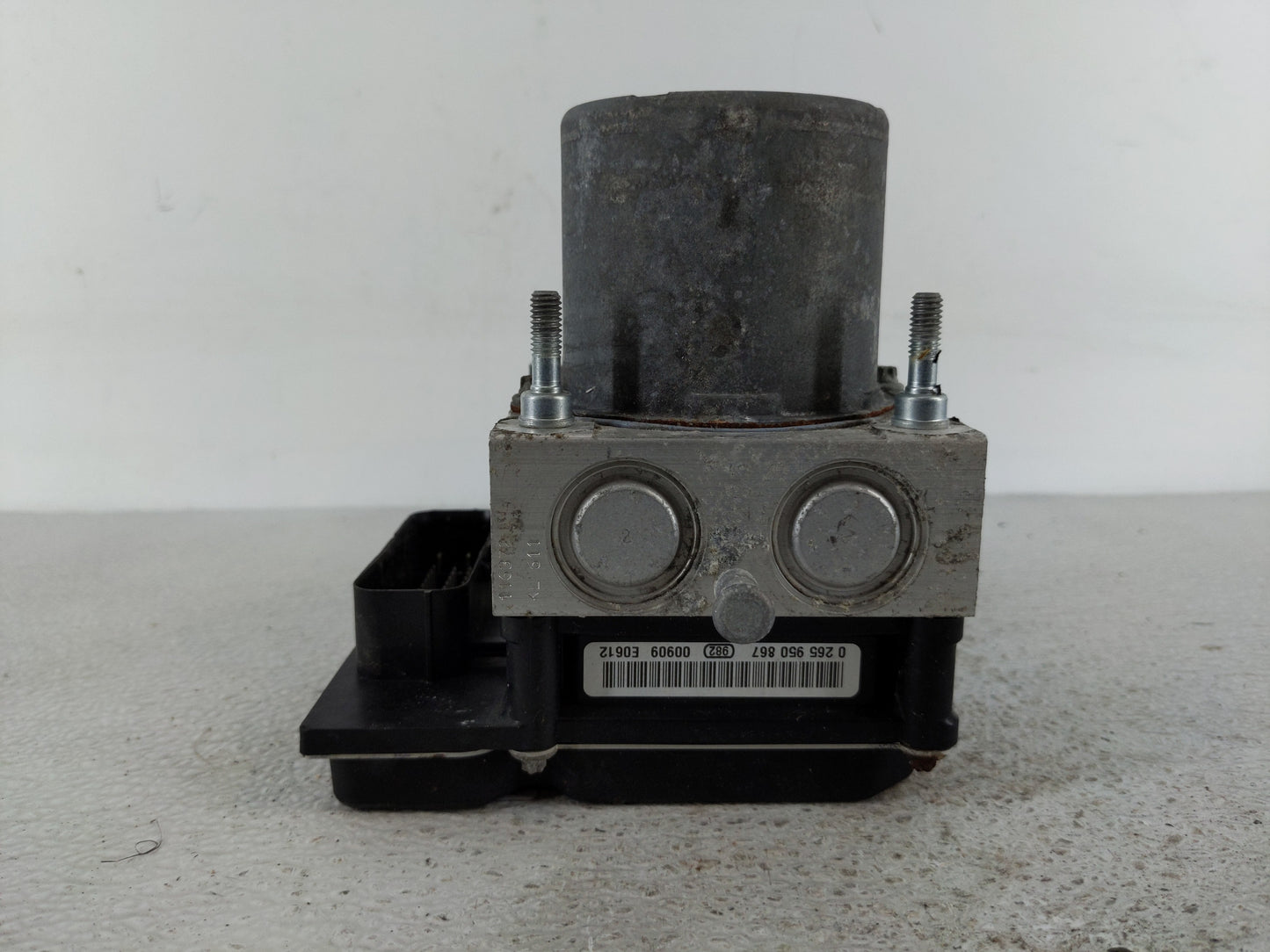 2011 Chevrolet Traverse ABS Pump Control Module Replacement P/N:25845346 Fits OEM Used Auto Parts - Oemusedautoparts1.com