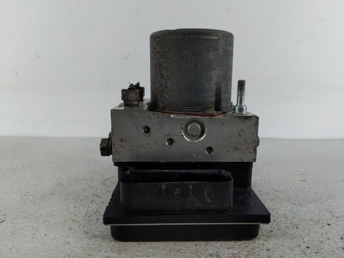 2011 Chevrolet Traverse ABS Pump Control Module Replacement P/N:25845346 Fits OEM Used Auto Parts - Oemusedautoparts1.com