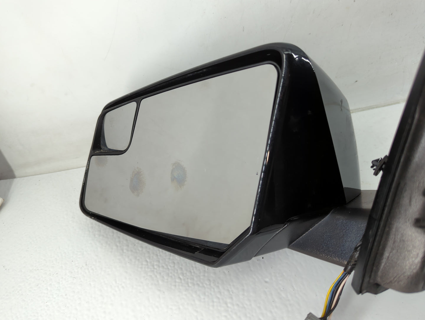 2011 Chevrolet Traverse Driver Side View Mirror - Left Door Mirror OEM Used - Oemusedautoparts1.com