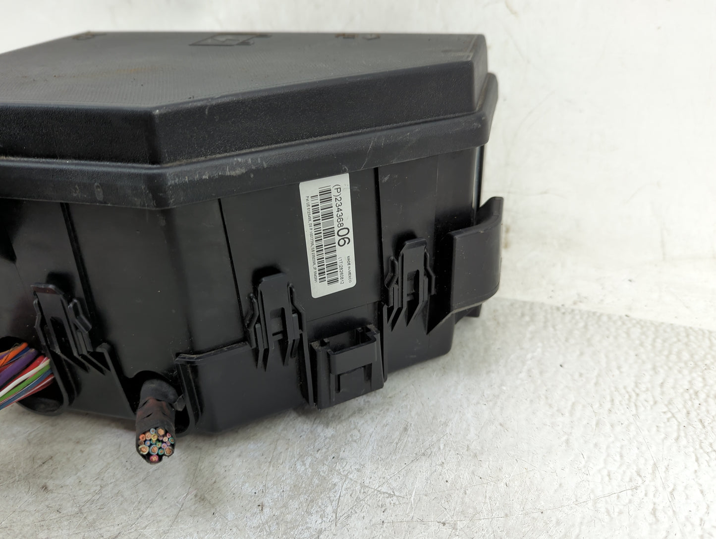 2010-2011 Chevrolet Traverse Fusebox Fuse Box Panel Relay Module P/N:15927722 Fits Fits 2010 2011 OEM Used Auto Parts - Oemu