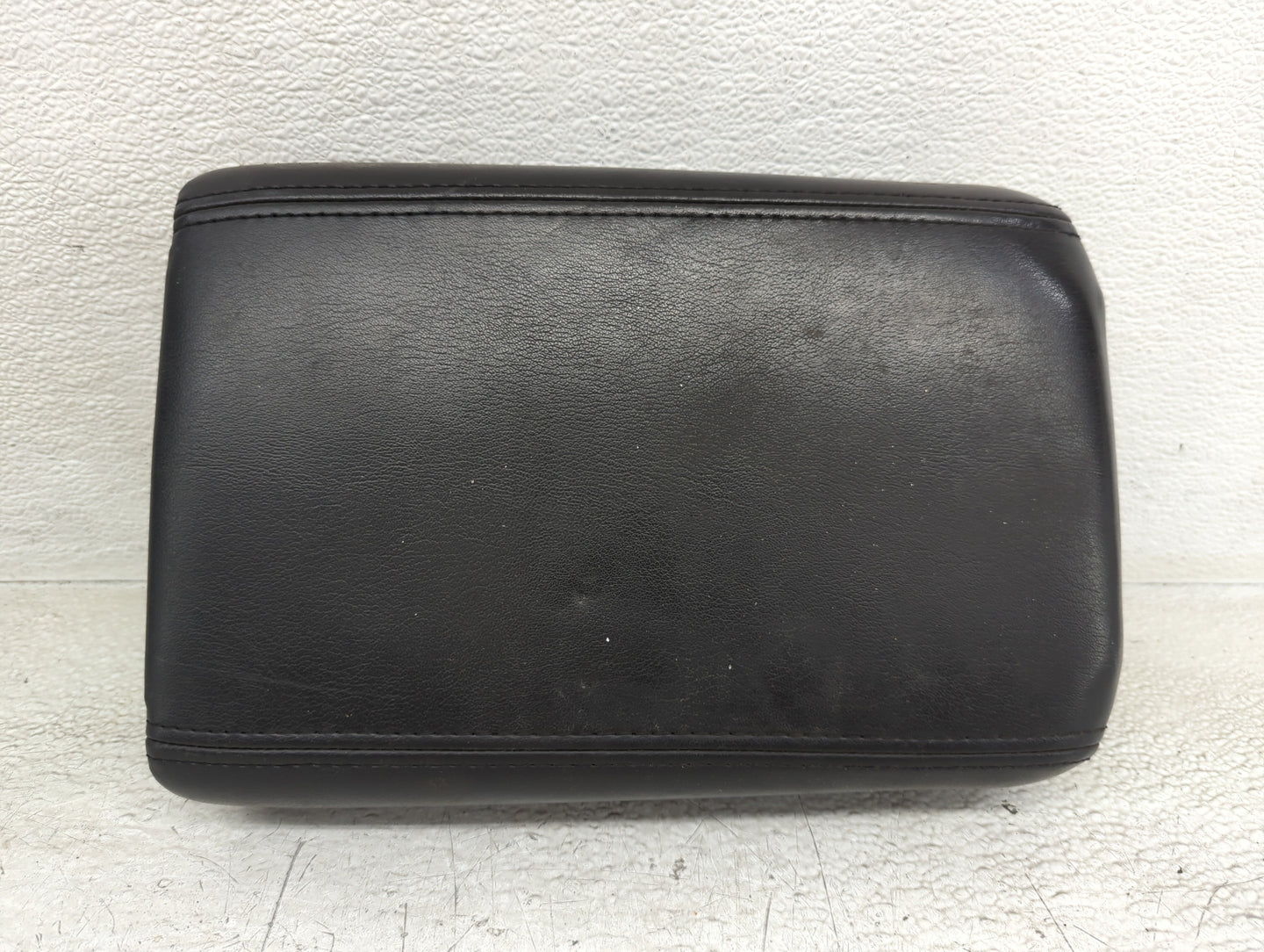 2011 Chevrolet Traverse Center Console Armrest Cover Lid P/N:25892054 Fits OEM Used Auto Parts - Oemusedautoparts1.com
