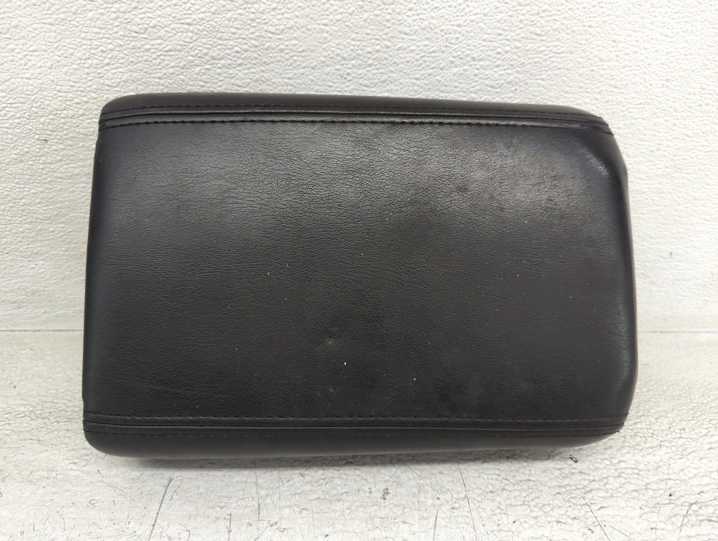 2011 Chevrolet Traverse Center Console Armrest Cover Lid P/N:25892054 Fits OEM Used Auto Parts - Oemusedautoparts1.com