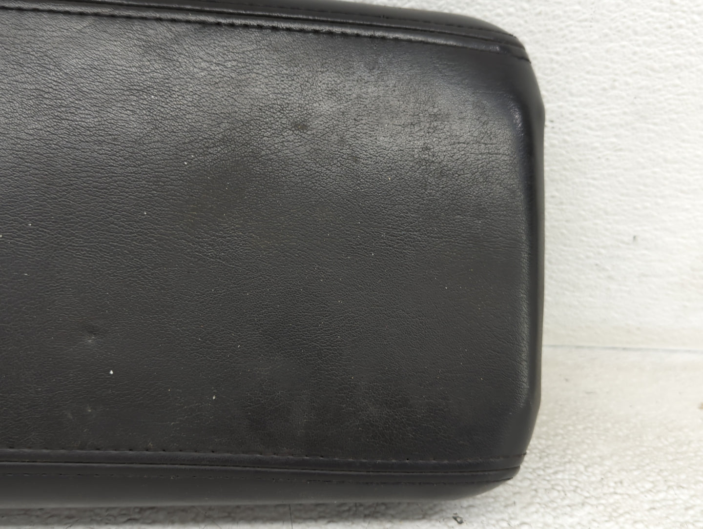 2011 Chevrolet Traverse Center Console Armrest Cover Lid P/N:25892054 Fits OEM Used Auto Parts - Oemusedautoparts1.com
