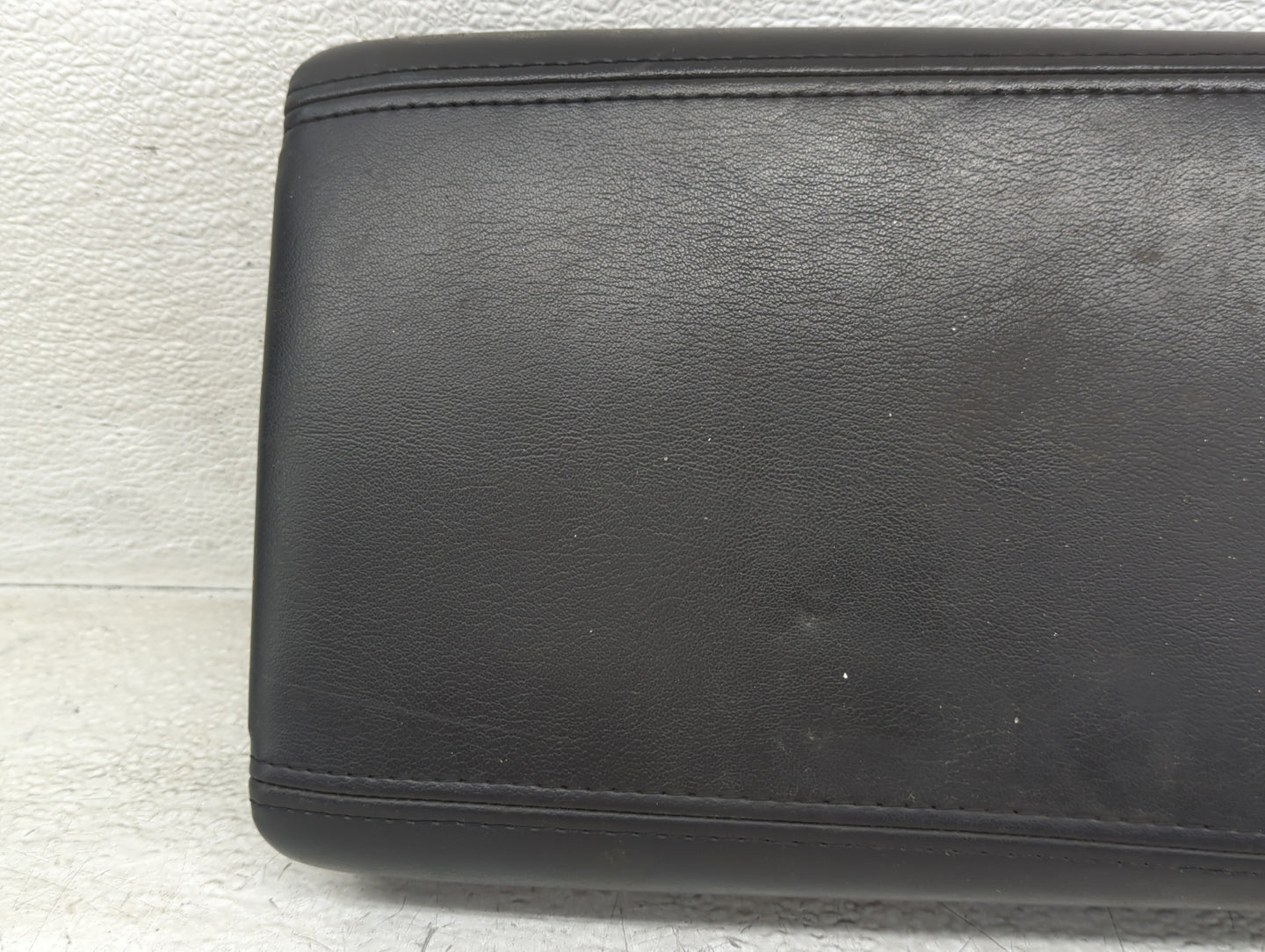 2011 Chevrolet Traverse Center Console Armrest Cover Lid P/N:25892054 Fits OEM Used Auto Parts - Oemusedautoparts1.com
