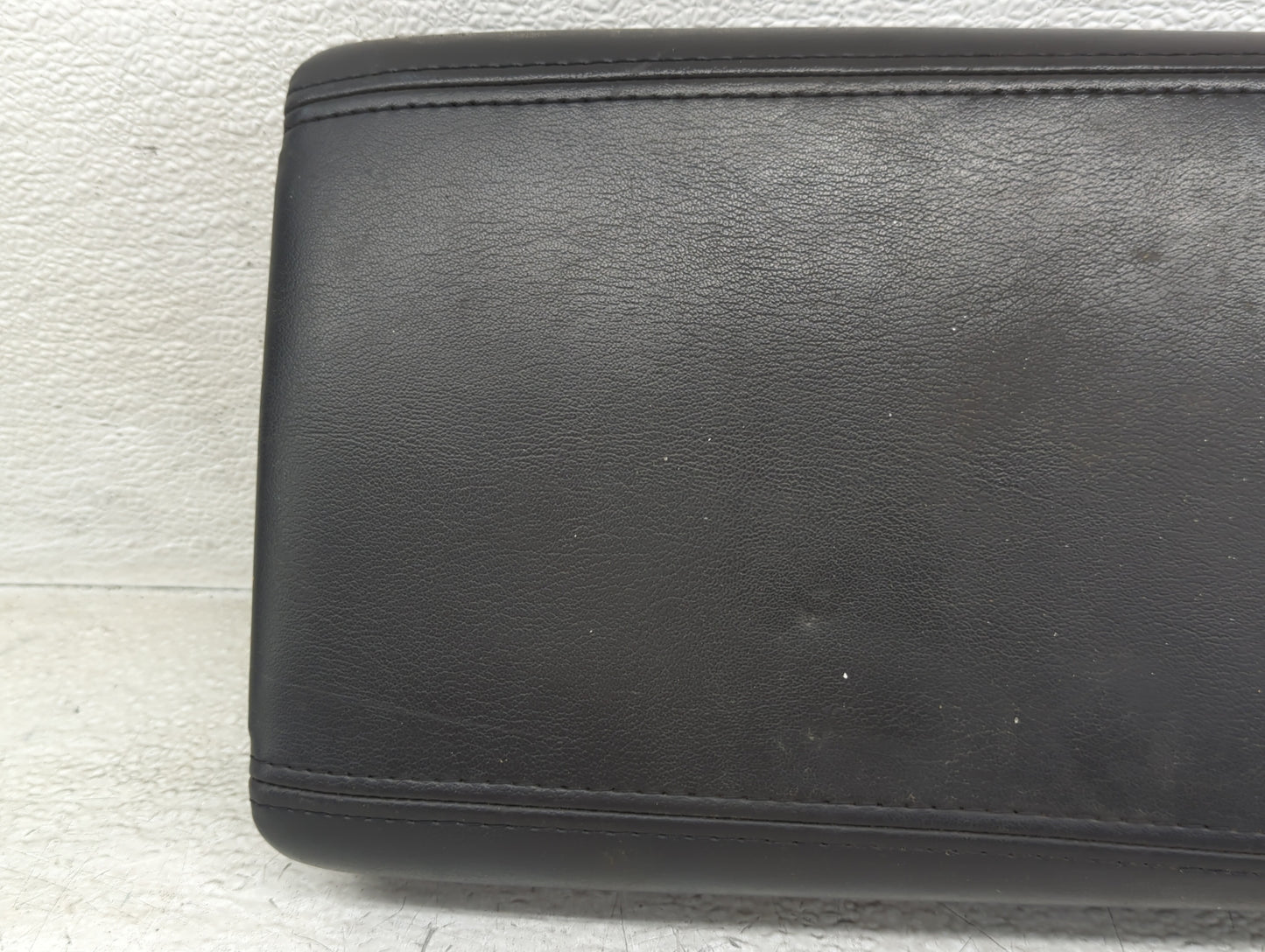 2011 Chevrolet Traverse Center Console Armrest Cover Lid P/N:25892054 Fits OEM Used Auto Parts - Oemusedautoparts1.com