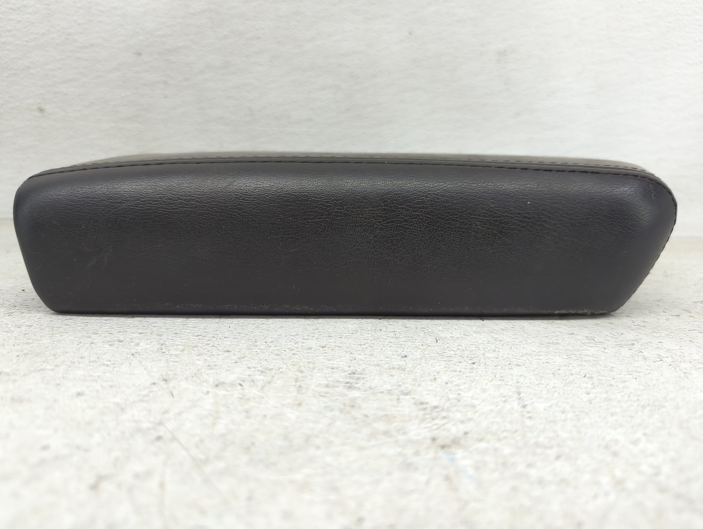 2011 Chevrolet Traverse Center Console Armrest Cover Lid P/N:25892054 Fits OEM Used Auto Parts - Oemusedautoparts1.com
