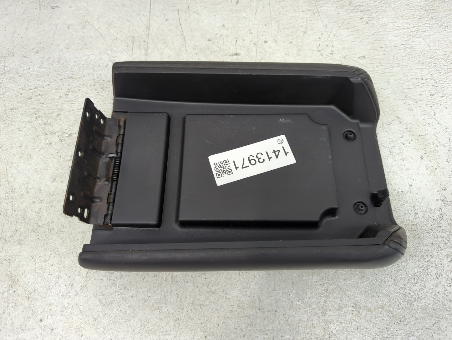 2011 Chevrolet Traverse Center Console Armrest Cover Lid P/N:25892054 Fits OEM Used Auto Parts - Oemusedautoparts1.com