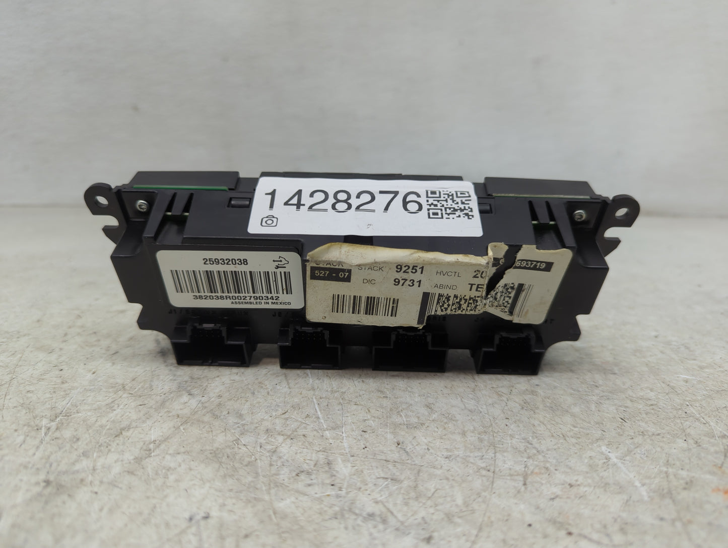 2011 Chevrolet Traverse Climate Control Module Temperature AC/Heater Replacement P/N:25932038 Fits OEM Used Auto Parts - Oem