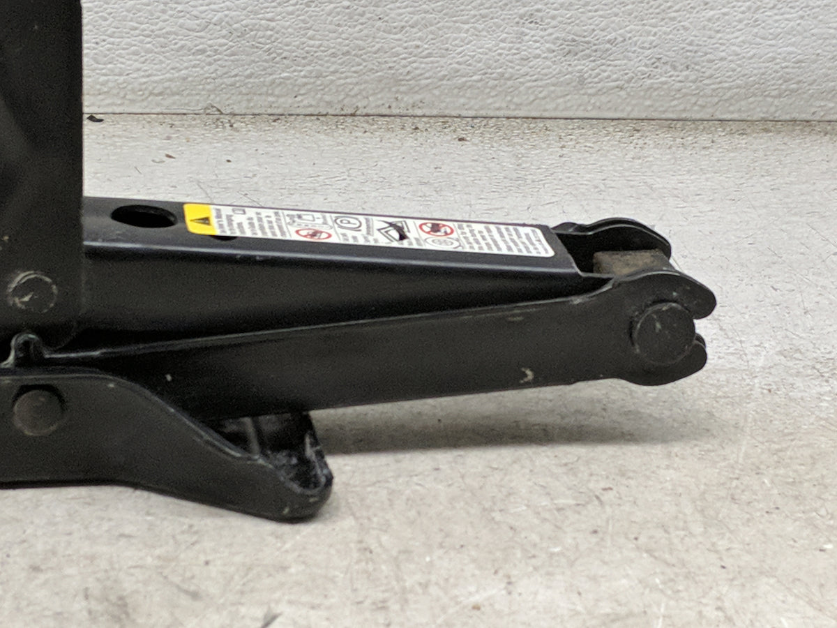 2011 Chevrolet Traverse Spare Scissor Car Jack 1500071 - Oemusedautoparts1.com