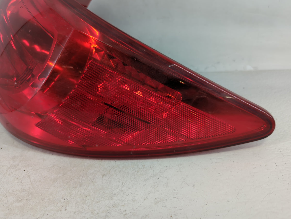 2009-2012 Chevrolet Traverse Tail Light Assembly Passenger Right OEM P/N:ZFY-00928-GM Fits Fits 2009 2010 2011 2012 OEM Used