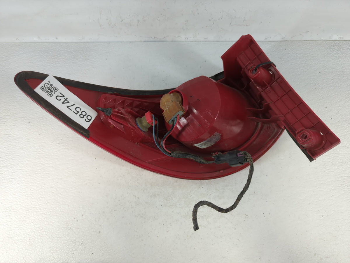 2009-2012 Chevrolet Traverse Tail Light Assembly Passenger Right OEM P/N:ZFY-00928-GM Fits Fits 2009 2010 2011 2012 OEM Used