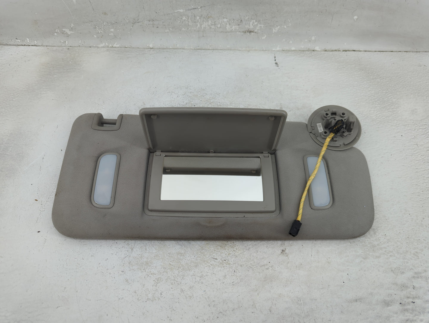 2011 Chevrolet Traverse Sun Visor Shade Replacement Passenger Right Mirror Fits OEM Used Auto Parts - Oemusedautoparts1.com